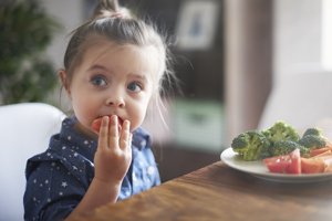 kleines Kind isst Rohkost