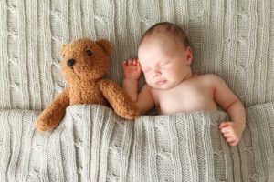 Baby schläft mit seinem Kuscheltier