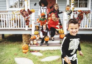 Kinder mit Halloween-Verkleidungen