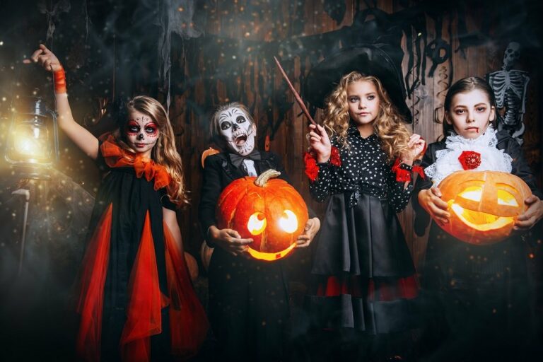 Kinder an Halloween Party in grusligen Kostümen