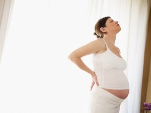 schwangere frau mit rueckenschmerzen