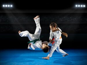 ein maedchen wirft einen jungen beim judo