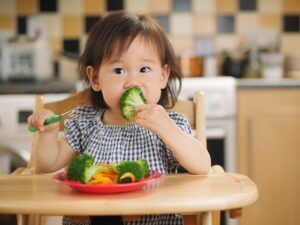 kleines Kind isst Gemüse