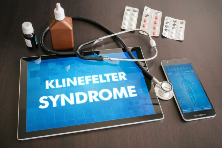Tablet mit Aufschrift Klinefelter-Syndrom und Arztutensilien