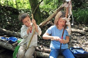 Kinder basteln mit Holz in der Natur