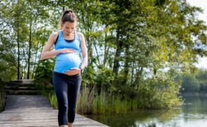 schwangere frau beim sport in der natur