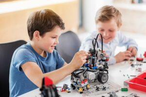 zwei Kinder bauen mit Legoteilen