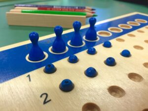 spielzeug fuer den matheunterricht der montessori grundschule