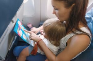 Mutter und Kind teilen sich einen Platz im Flugzeug