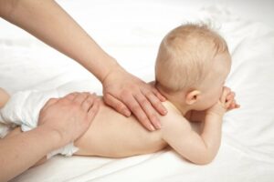 Baby in einer osteopathischen Behandlung