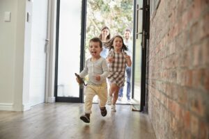 Kinder rennen in ein Haus