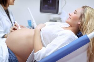 schwangere frau beim ultraschall