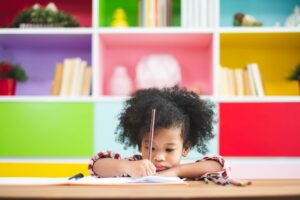 ein kind beim schreiben lernen