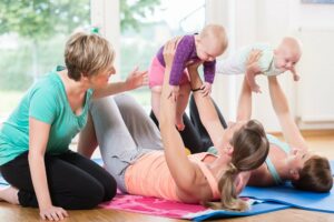 frauen mit ihren babys in einem gymnastikkurs
