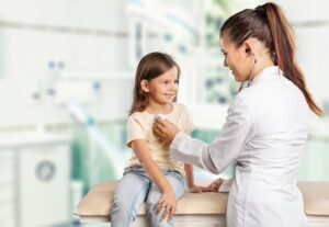Eine Kinderärztin untersucht ein kleines Mädchen