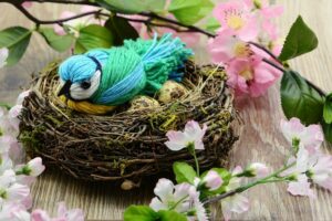 Vogel aus Wolle in einem Nest