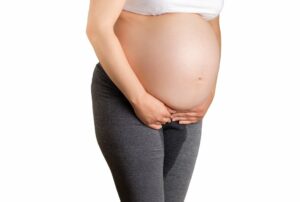 schwangere frau mit einem vorzeitigen blasensprung